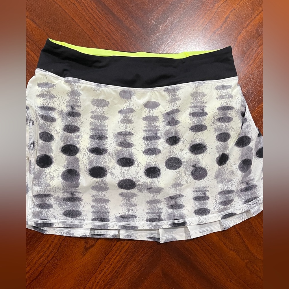 Lululemon Black White Dot Pacesetter Skirt Size 6-N1